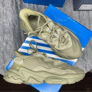 Adidas Ozweego - sz 4 boy/men